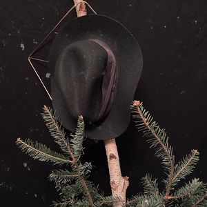 Dark green hat for the boho look